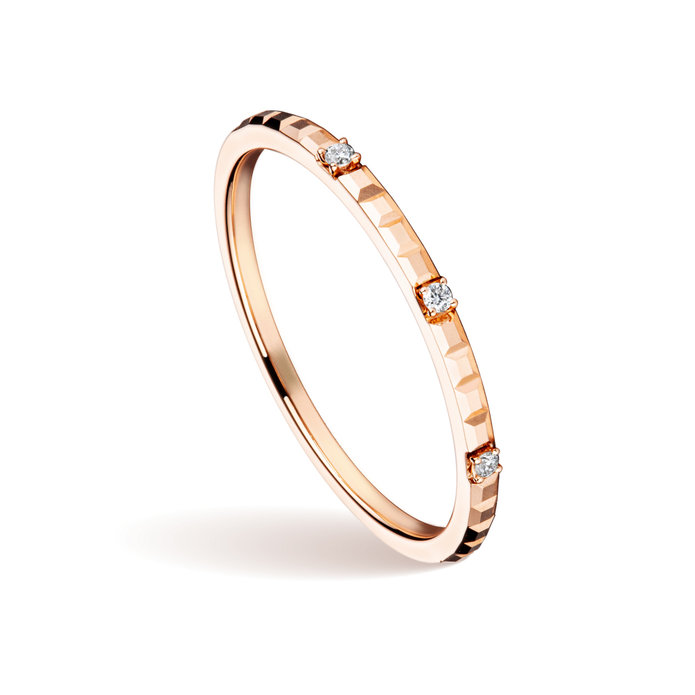 “Passionate Holiday”18K Gold Diamond Ring 